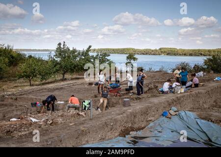 Vinča, Serbia, 27 settembre 2019: Archeologi che lavorano agli scavi archeologici Foto Stock