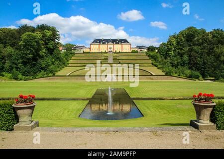 Il castello di Ledreborg in Danimarca con il suo bel parco. Una bella vista per i turisti. Foto Stock