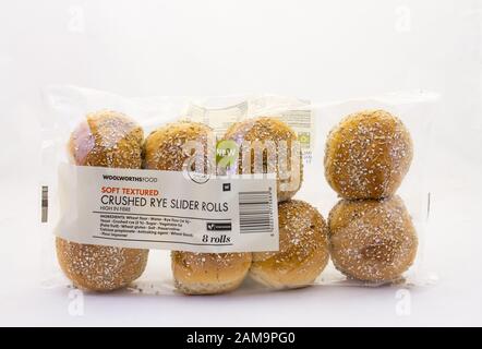 Alberton, Sud Africa - un pacchetto di fresco tritato dolce della segala cursore rotoli da Woolworths cibo isolato su una chiara immagine di sfondo con spazio di copia Foto Stock