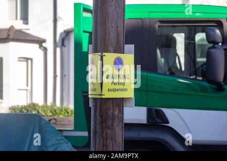 Cartello di segnalazione per il parcheggio delle sospensioni su una strada residenziale di Londra Foto Stock