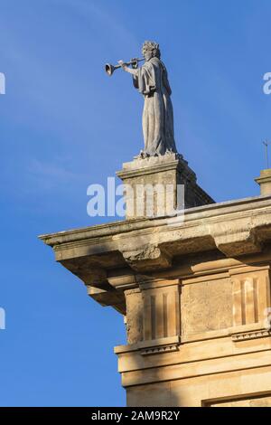 Euterpe la dea o la musa della musica e della poesia lirica sulla Clarendon Building University di Oxford, Inghilterra Regno Unito Foto Stock