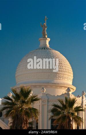 Cupola della chiesa cattolica Del Sacro Cuore, in stile gotico, ispirata ai disegni moreschi, a Broadway nel quartiere storico di East End, Galveston, Texas, Stati Uniti Foto Stock