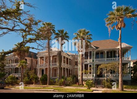 Case vittoriane con portici su Sealy Avenue nel quartiere storico di East End, Galveston, Texas, Stati Uniti Foto Stock