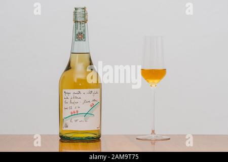 Neive, Alba, Italia - 11 gennaio 2020: Bottiglia originale di Grappa Romano Levi con disegno dal 1995 con bicchiere di liquore. Foto Stock