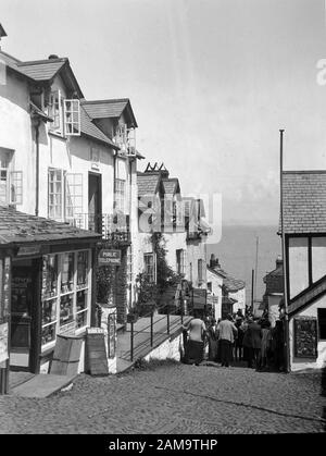 Archivio immagine circa 1920s di Clovelly High Street, Devon, Regno Unito. Scansione da negativo originale Foto Stock