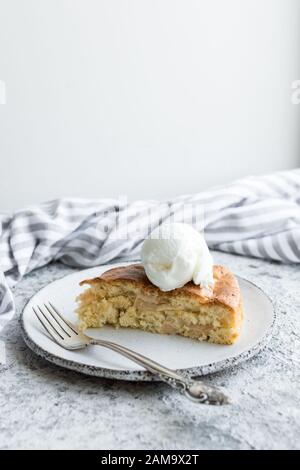 Torta di mele appena sfornata Charlotte semplice su sfondo grigio tabella. Pan di Spagna. Torta classica fatta in casa. Spazio di copia. Foto Stock