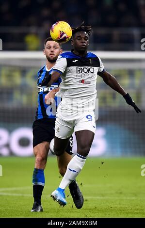 Milano, Italia - 11 gennaio, 2020: Stefan de Vrij (L) del FC Internazionale compete per la palla con Duvan Zapata di Atalanta BC durante la Serie UNA partita di calcio tra FC Internazionale e Atalanta BC. La partita è finita 1-1 tie. Credito: Nicolò Campo/Alamy Live News Foto Stock
