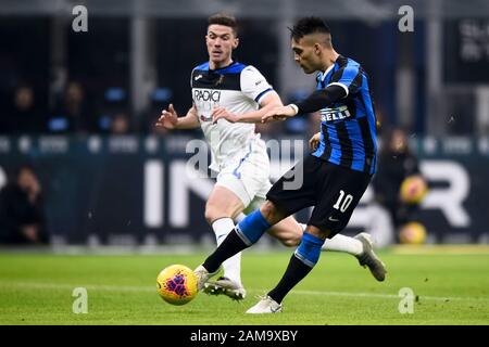 Milano, Italia - 11 gennaio, 2020: Lautaro Martinez (R) del FC Internazionale segna l'obiettivo di apertura durante la Serie A partita di calcio tra FC Internazionale e Atalanta BC. La partita è finita 1-1 tie. Credito: Nicolò Campo/Alamy Live News Foto Stock