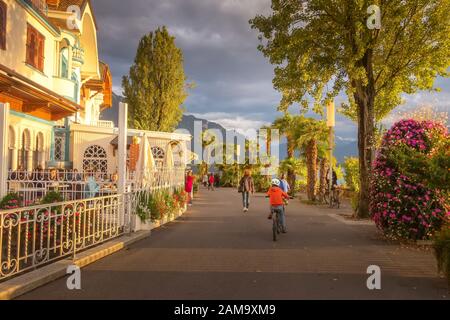 Vista panoramica e colorata del tramonto sulla passeggiata di Montreux e sul Lago di Ginevra, Svizzera con alberi e fiori Foto Stock
