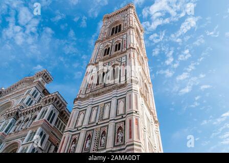 Il Campanile di Giotto e storica città vecchia di Firenze, come visto dalla cima della cupola del Brunelleschi del Duomo di Firenze. Firenze, Toscana, Italia. Foto Stock