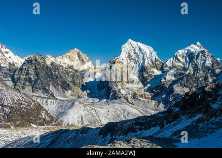 Vista della montagna himalayana compresi Cholatse dal Renjo La pass in tre passaggi Trek in Nepal Himalaya Foto Stock