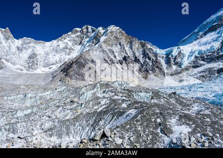 Vista sulle montagne dal ghiacciaio Khumbu sul Campo Base Everest Trek in Nepal Himalaya Foto Stock