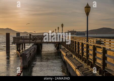 Vista di Alcatraz e molo a Fishermans Wharf vicino al tramonto, San Francisco, California, Stati Uniti d'America, Nord America Foto Stock