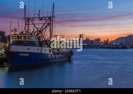 Barche vicino al Fishermans Wharf e Golden Gate Bridge visibili al tramonto, San Francisco, California, Stati Uniti d'America, Nord America Foto Stock