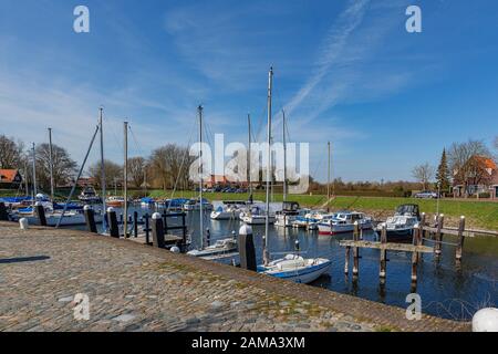 Veere - Vista a Marina con barche a vela trainate, Zeeland, Paesi Bassi, 19.03.2018 Foto Stock