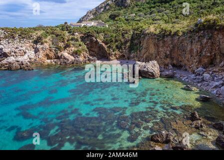 Vista sulla Cala della Disa spiaggia nella Riserva Naturale Orientata dello Zingaro parco naturale sopra il Golfo di Castellammare, prima riserva in Sicilia, Italia Foto Stock