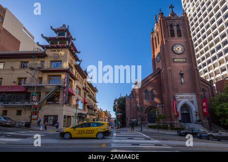 Vista Della Cattedrale Di Old St Mary Su Grant Avenue A Chinatown, San Francisco, California, Stati Uniti D'America, Nord America Foto Stock