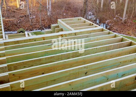 Installazione di pavimenti di tavole in legno terrazza sul patio Foto Stock