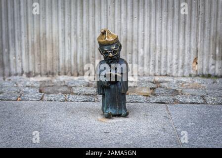 Figurina di nano chiamato Professore Medic di fronte all'edificio universitario nella città vecchia di Wroclaw nella regione della Slesia in Polonia Foto Stock