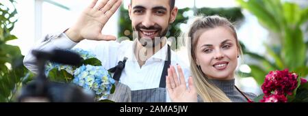 Sorridente Registrazione Vlogger ortensie in vaso Foto Stock