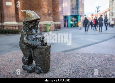 Figurine di nano chiamato Recyklinek in via Swidnicka la città vecchia di Wroclaw in Slesia regione della Polonia Foto Stock