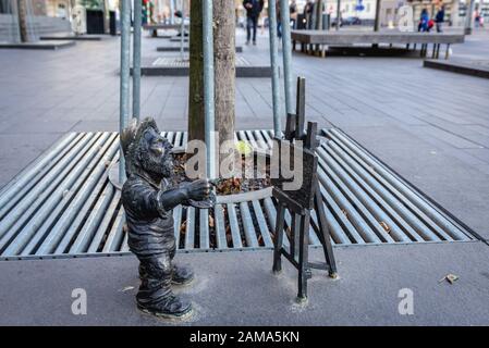 Figurina di nano chiamato Vincent su via Swidnicka la città vecchia di Wroclaw nella regione della Slesia della Polonia Foto Stock