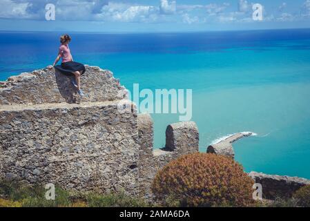 Turismo nei ruderi del castello sul massiccio della Rocca di Cefalù nella città di Cefalù e comune, situato sulla costa tirrenica della Sicilia Foto Stock