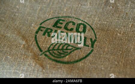 Francobollo ecologico stampato su sacco di lino. Ecologia, biologico, naturale, stile di vita e sano concetto di dieta. Foto Stock