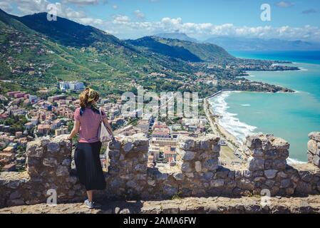 Turismo nei ruderi del castello sul massiccio della Rocca di Cefalù nella città di Cefalù e comune, situato sulla costa tirrenica della Sicilia Foto Stock