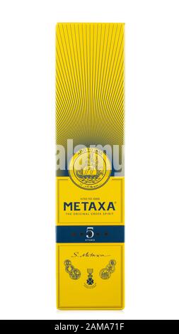 Kiev, Ucraina - 04 Gennaio 2020. Metaxa un liquore greco a base di acquavite mescolato con vino e aromi isolati su sfondo bianco. Campo con clip Foto Stock