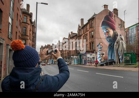 Uno dei murales più noti di Glasgow, per Slug artista di strada, raffigura un moderno St Mungo che fa riferimento alla storia dell'uccello Che Non Volò Mai. Il 13 gennaio è la festa di San Mungo che è il santo patrono e fondatore della città di Glasgow. Foto Stock