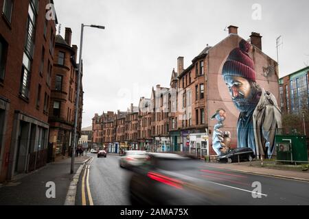 Uno dei murales più noti di Glasgow, per Slug artista di strada, raffigura un moderno St Mungo che fa riferimento alla storia dell'uccello Che Non Volò Mai. Il 13 gennaio è la festa di San Mungo che è il santo patrono e fondatore della città di Glasgow. Foto Stock