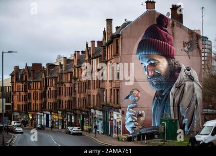 Uno dei murales più noti di Glasgow, per Slug artista di strada, raffigura un moderno St Mungo che fa riferimento alla storia dell'uccello Che Non Volò Mai. Il 13 gennaio è la festa di San Mungo che è il santo patrono e fondatore della città di Glasgow. Foto Stock