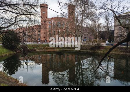 Edificio della corte distrettuale e fossato della citta' nella Citta' Vecchia di Wroclaw nella regione della Slesia in Polonia Foto Stock