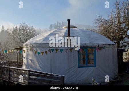 Piccola casa in stile Yurt per vivere in alternativa Foto Stock