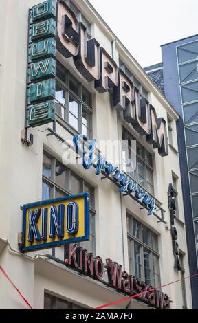 Neonside - Galleria di Neon su Ruska Street nella città vecchia di Wroclaw nella regione della Slesia in Polonia Foto Stock