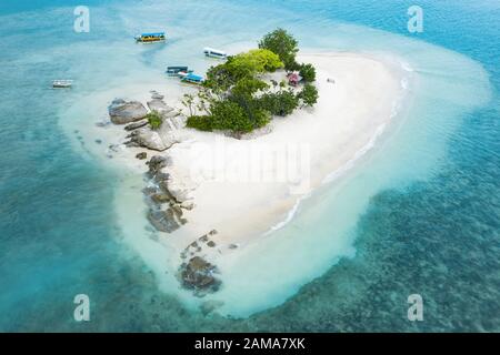 Vista dall'alto, splendida vista aerea di Gili Kedis con una splendida spiaggia di sabbia bianca bagnata da un turchese e acqua cristallina. Foto Stock