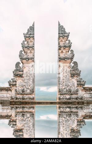 Splendida vista della porta del Paradiso con il suo riflesso nell'acqua, Bali Nord, Indonesia. Foto Stock