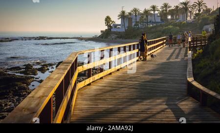 Vicino la Cala de Mijas, Costa del Sol, Provincia di Malaga, Andalusia, Spagna meridionale. Lungomare sulla spiaggia di fronte alla Riviera del Sol urbanizzazione solo b Foto Stock