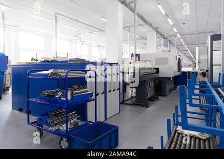 Preparazione dei metalli sono pronti per la fase successiva di lavorazione Foto Stock