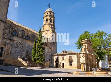 Cattedrale E Fuente De Santa Maria In Plaza De Santa Maria, Baeza, Jaen Provincia, Andalusia, Spagna. Baeza fa parte di un sito patrimonio dell'umanità dell'UNESCO co Foto Stock