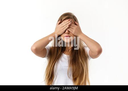 Ritratto di giovane bella donna chiude gli occhi con la mano su sfondo bianco Foto Stock