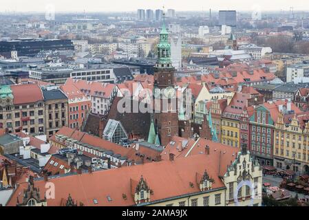 Veduta aerea dalla chiesa di Garrison nella città vecchia di Wroclaw, Polonia - Vista con la torre del vecchio municipio su una piazza del mercato Foto Stock