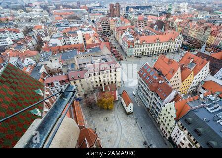 Vista aerea dalla chiesa di Garrison nella città vecchia di Wroclaw, Polonia - vista con Piazza del mercato Foto Stock