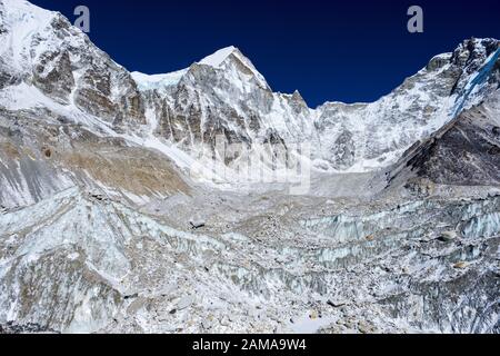 Vista sulle montagne dal ghiacciaio Khumbu sul Campo Base Everest Trek in Nepal Himalaya Foto Stock