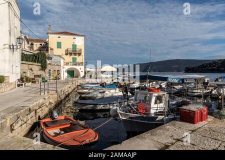 Valun, Isola Cres, Croazia - 1 gennaio 2020: Città vecchia e porto di Valun.It´s un piccolo villaggio di pescatori sull'isola Cres nel golfo di kvarner in cruna Foto Stock