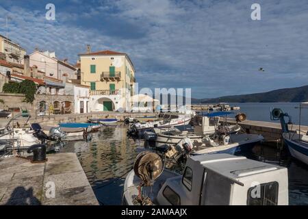 Valun, Isola Cres, Croazia - 1 gennaio 2020: Città vecchia e porto di Valun.It´s un piccolo villaggio di pescatori sull'isola Cres nel golfo di kvarner in cruna Foto Stock