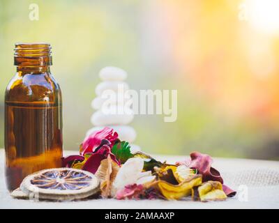 L'olio essenziale di cadere dal vetro contagocce nella bio-organica medicina alternativa, bottiglia marrone. Foto Stock