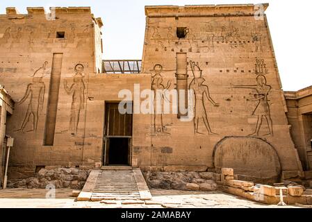 Il tempio di Iside di Philae alla sua posizione attuale su Agilkia isola nel lago Nasser, Egitto Foto Stock