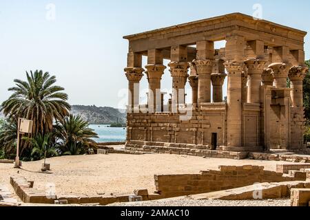 Il tempio di Iside di Philae alla sua posizione attuale su Agilkia isola nel lago Nasser, Egitto Foto Stock